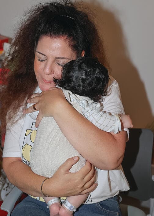 "כל כך התחברנו". יפעת יצחקי עם התינוק "דן"   