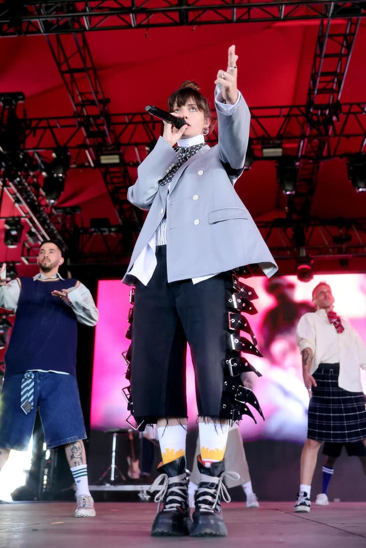 נגה ארז בהופעה בפסטיבל קואצ'לה