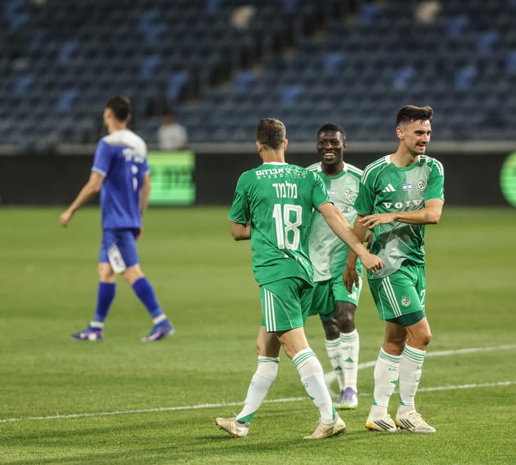 מלמד והחברים חוגגים מול קריית שמונה, אתמול (צילום: גיל נחושתן ) מכבי חיפה עירוני קריית שמונה