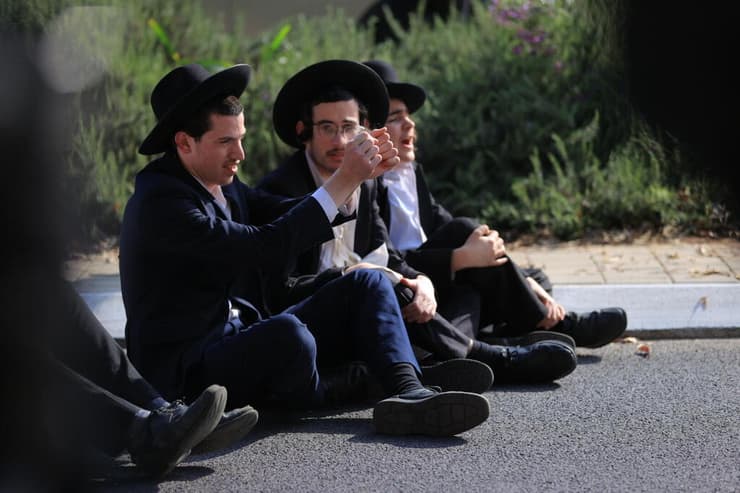 הפגנת חרדים בלשכת הגיוס תה"ש במהלך יום גיוס של תומכי לחימה במסלולים חרדיים