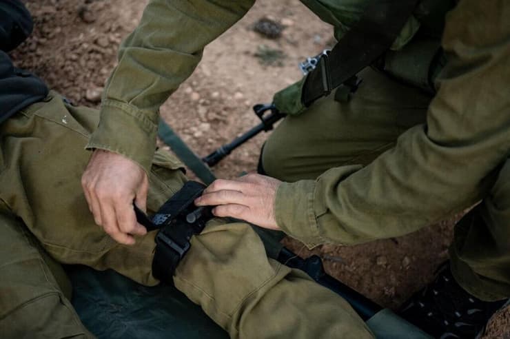 פינוי חיילים פצועים משדה הקרב (צילום: דובר צה"ל) פינוי חיילים פצועים משדה הקרב