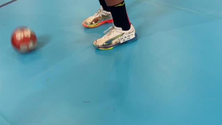 הסיסמה "מהנהר ועד הים" על נעלי השחקניות הספרדיות (צילום: איגוד הכדוריד) נבחרת הנשים