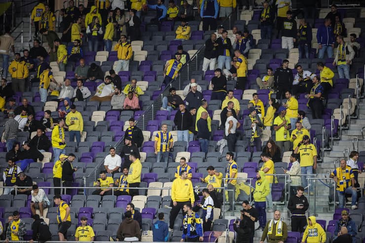 אוהדים מעטים ביציעים (צילום: עוז מועלם ) מכבי ת"א הפועל באר-שבע