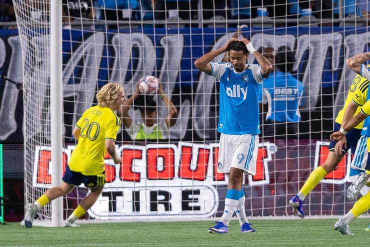 לילה מאכזב. עידן טוקלומטי (צילום: Scott Kinser/REUTERS) שחקן שארלוט עידן טוקלומטי