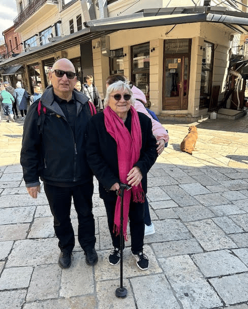 שלה אלטרץ לצד יואל רפל בעיר הולדתה, שטיפ, מקדוניה