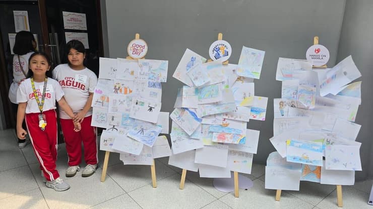 מיזם ״ספרייה לכולם״ במנילה (קרדיט: באדיבות עמותת ״רוח טובה״ מקבוצת אריסון) בית הספר היסודי South Daang Hari Main הצטרף ליום המעשים הטובים של Hands On Manila באמצעות יוזמת “ספרייה לכולם”, הם חילקו סיפורים שוימחו לבבות - מעשה