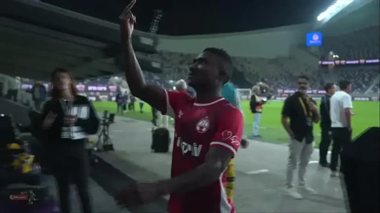 מה הוא סימן? קאנגווה (צילום מסך מתוך הטלוויזיה) קאנגווה עושה מפנה משולשת ליציע