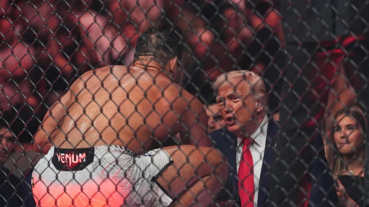טראמפ באחד מקרבות ה-UFC שאותם הגיע לראות. "האירוע הגדול ביותר אי-פעם" (צילום: AP Photo/Rebecca Blackwell) טראמפ ב UFC