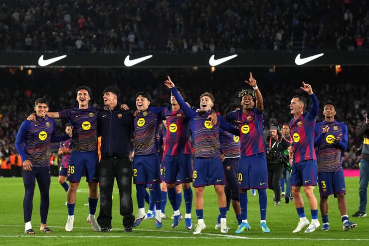 אלופי ספרד. שחקני ברצלונה חוגגים (צילום: Alex Caparros/Getty Images) שחקני ברצלונה חוגגים