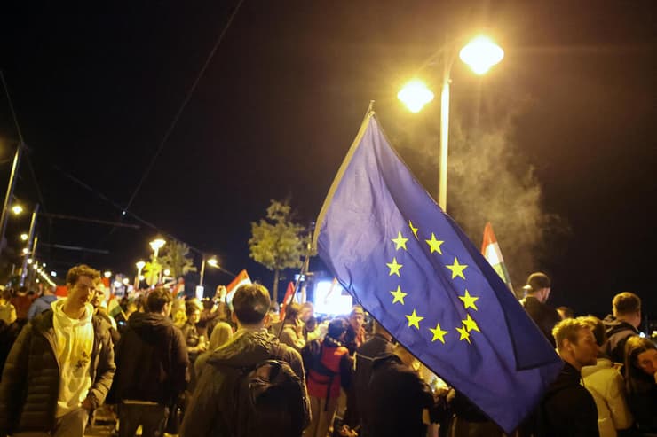 הונגריה בחירות אחרי ההצבעה תומכי פטר מדיאר מחכים לנאומו דגל האיחוד האירופי