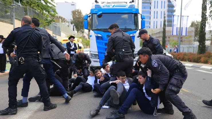 הפגנת חרדים בלשכת הגיוס תה"ש במהלך יום גיוס של תומכי לחימה במסלולים חרדיים