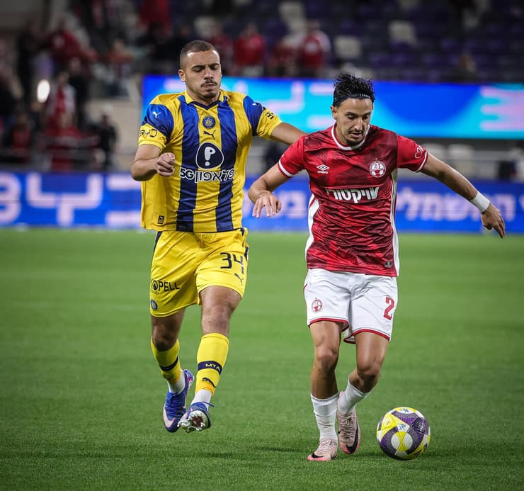 אבו פרחי מול מזרחי (צילום: עוז מועלם ) מכבי ת"א סייד אבו פרחי הפועל באר-שבע גיא מזרחי