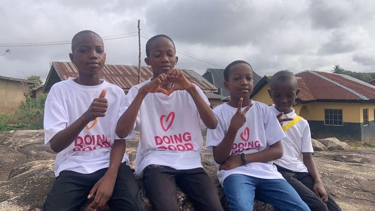 עושים טוב ברואנדה ב״יום מעשים טובים״ העולמי (קרדיט: באדיבות עמותת ״רוח טובה״ מקבוצת אריסון) עושים טוב ברואנדה ב״יום מעשים טובים״ העולמי