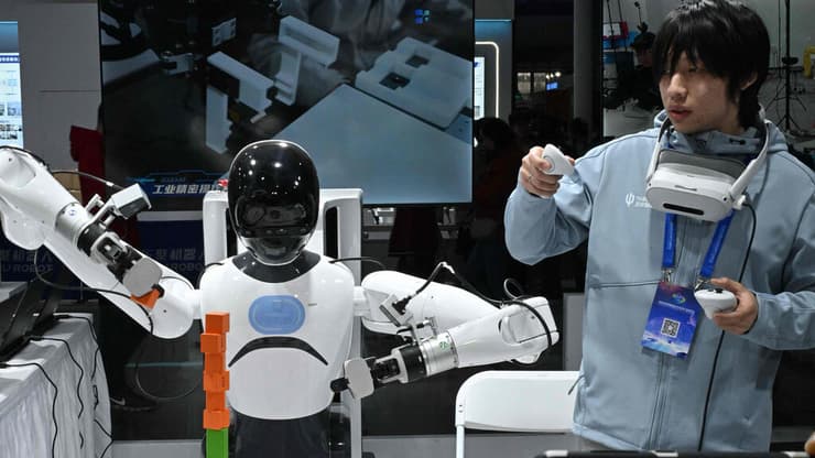 רובוט מדגים יכולות עבודה בסיסיות בחברה סינית
