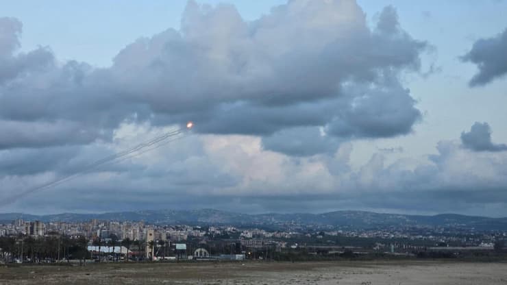 שיגורים מלבנון לישראל (צילום: Kawnat HAJU / AFP) שיגורים מלבנון לכיוון ישראל