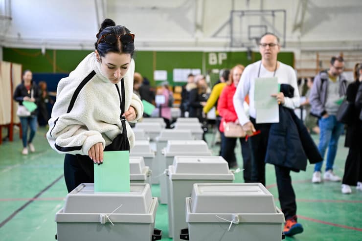הונגריה בחירות קלפי הצבעה מצביעה קלפי בודפשט ויקטור אורבן פטר מדיאר