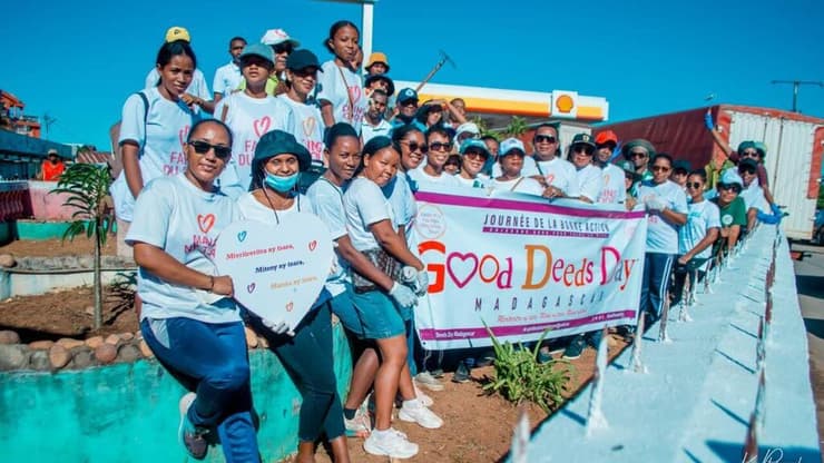 עושים טוב במדגסקר ב״יום מעשים טובים״ העולמי (קרדיט: באדיבות עמותת ״רוח טובה״ מקבוצת אריסון) עושים טוב במדסקר ב״יום מעשים טובים״ העולמי