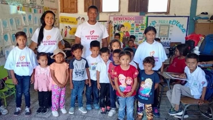 חלוקת משחקים, צעצועים ודברי מתיקה בהונדורס (קרדיט: באדיבות עמותת ״רוח טובה״ מקבוצת אריסון) בכפר סנטה קרוז המרוחק בהונדורס חילקו משחקים, צעצועים ודברי מתיקה שהפכו יום רגיל לרגע יוצא דופן עבור הילדים