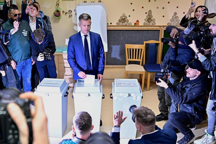 בחירות הונגריה פטר מדיאר מצביע ב קלפי ב בודפשט