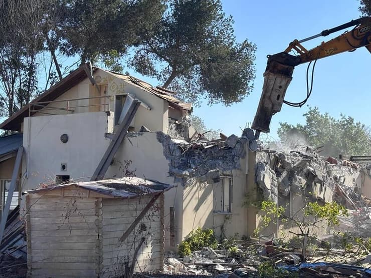 הריסת בית משפחת גת בשכונת הזיתים בקיבוץ בארי