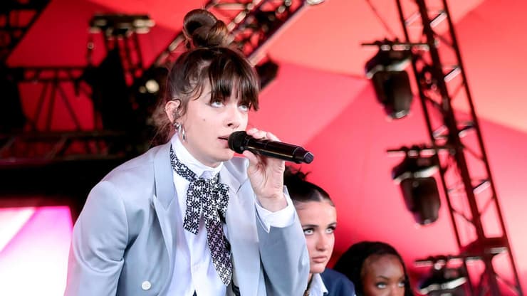 נגה ארז בהופעה בפסטיבל קואצ'לה