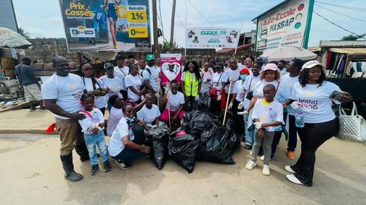 פרויקט ניקוי קהילתי בקמרון (קרדיט: באדיבות עמותת ״רוח טובה״ מקבוצת אריסון) קמרון - פרויקט ניקוי קהילתי