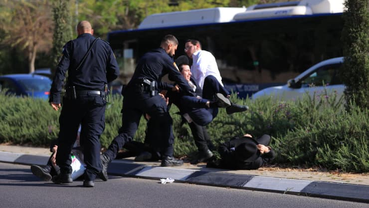 הפגנת חרדים בלשכת הגיוס תה"ש במהלך יום גיוס של תומכי לחימה במסלולים חרדיים (צילום: ירון ברנר) הפגנת חרדים בלשכת הגיוס תה"ש במהלך יום גיוס של תומכי לחימה במסלולים חרדיים
