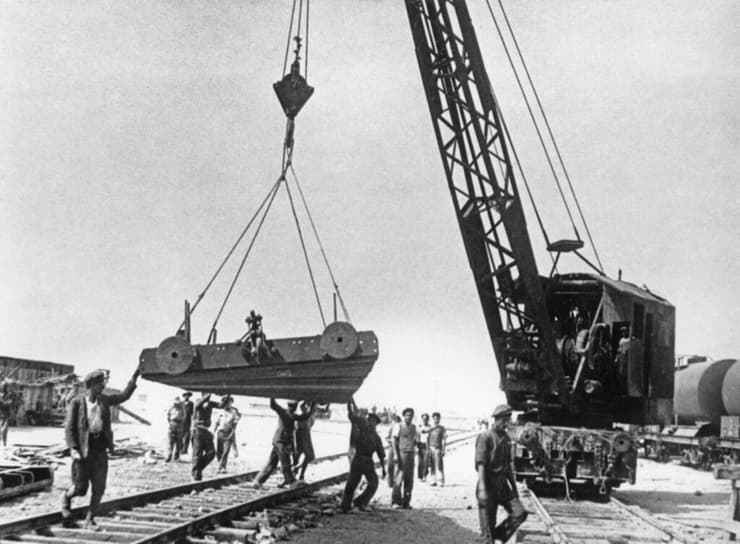 עגורן באיראן פורק חלקים של קרונות רכבת, לצורך אספקה ​​לברית המועצות במלחמת העולם השנייה, 1943 בקירוב