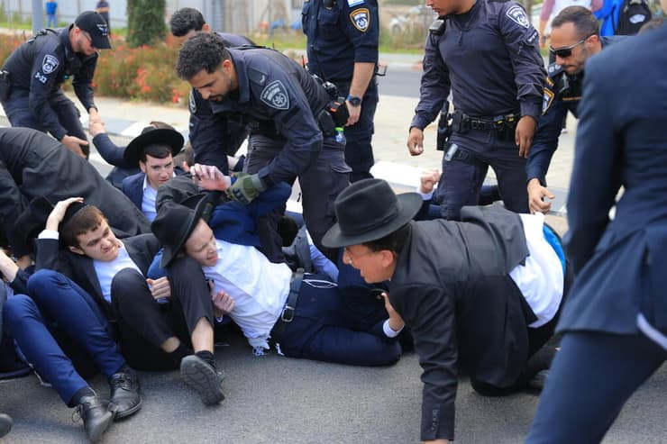 הפגנת חרדים בלשכת הגיוס תה"ש במהלך יום גיוס של תומכי לחימה במסלולים חרדיים