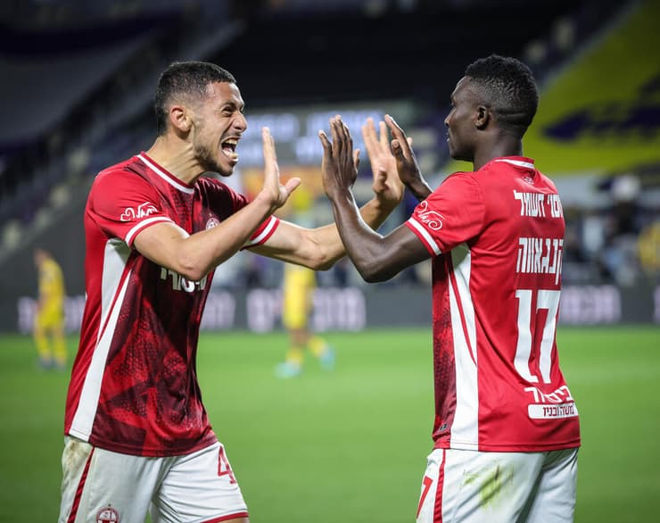 אבו רומי וקנגאווה (צילום: עוז מועלם ) מכבי ת"א הפועל באר-שבע קינגס קאנגווה מוחמד אבו רומי