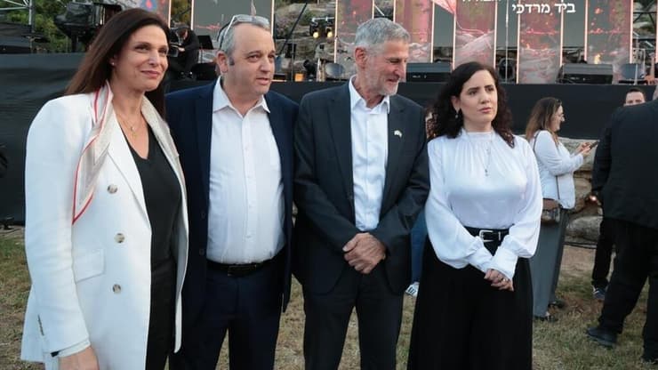 יאיר גולן וחברי מפלגתו, הח"כים רייטן, קריב ולזימי בטקס ביד מרדכי (צילום: עופר עמרם, באדיבות סל אירועים והפקות בע״מ) עצרת הזיכרון לשואה ולגבורה ביד מרדכי