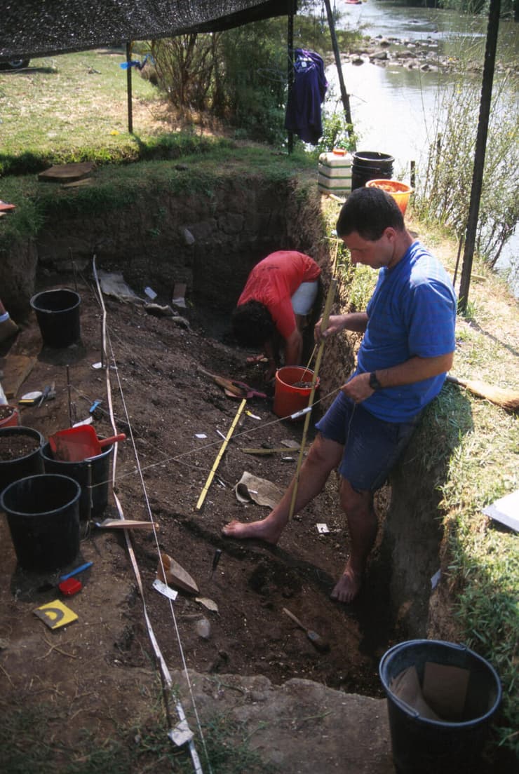 החפירות הארכאולוגיות בגשר בנות יעקב