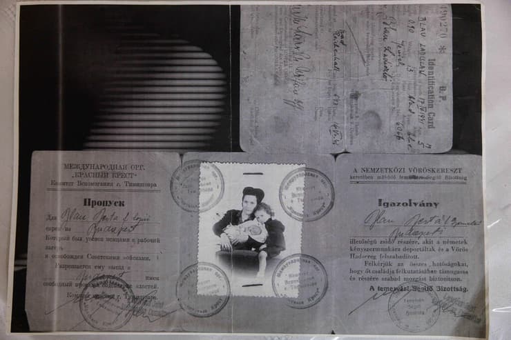 אברהם בלוי עם אמו ואחיו בתעודת המעבר של הצלב האדום (צילום: אלבום פרטי) אברהם בלוי עם אמו ואחיו בתעודת המעבר של הצלב האדום