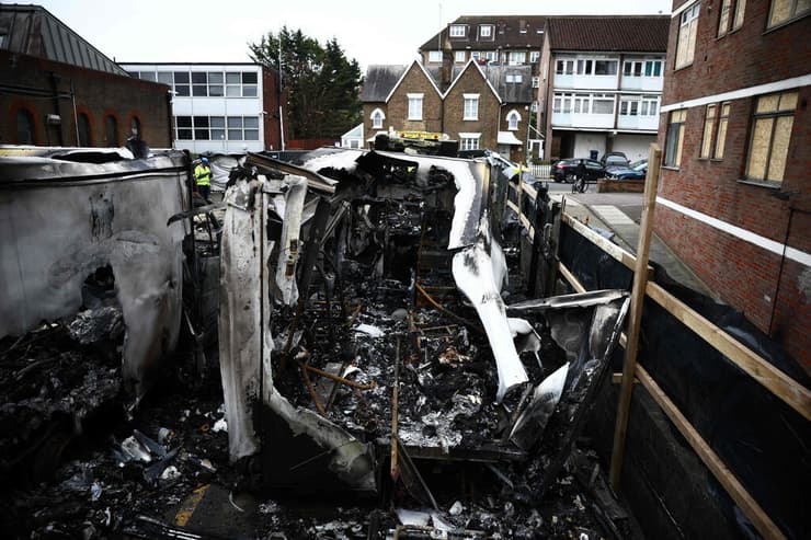לונדון פיגוע אנטישמי אמבולנסים שרופים 
