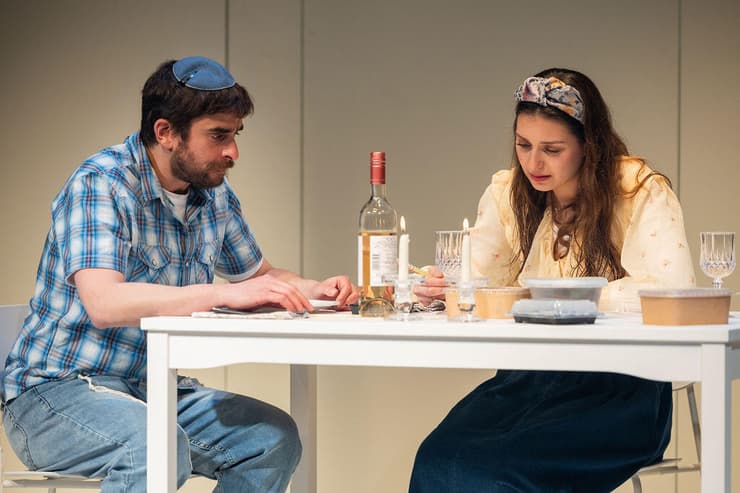 שחר נץ בתפקיד ביני בהצגה, לצד אנה פוגטש שמגלמת את אסתר