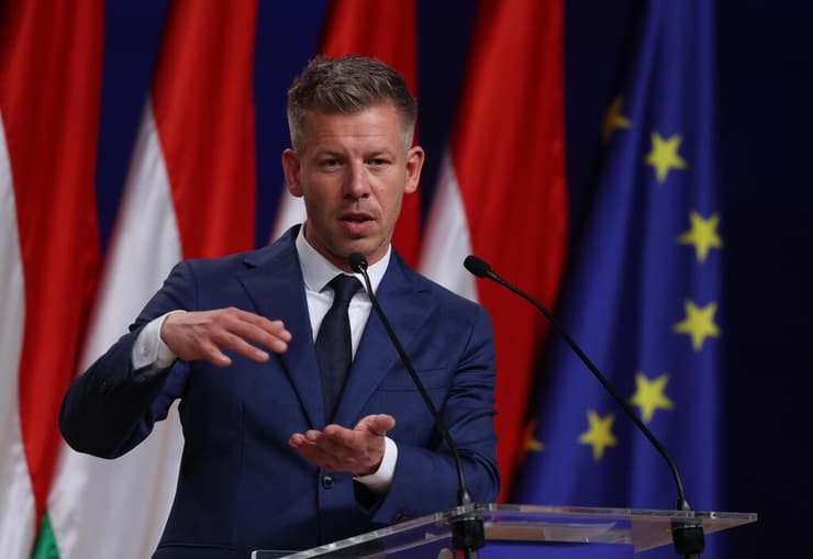 ראש ממשלת הונגריה הנבחר פטר מדיאר מסיבת עיתונאים יום אחרי הניצחון