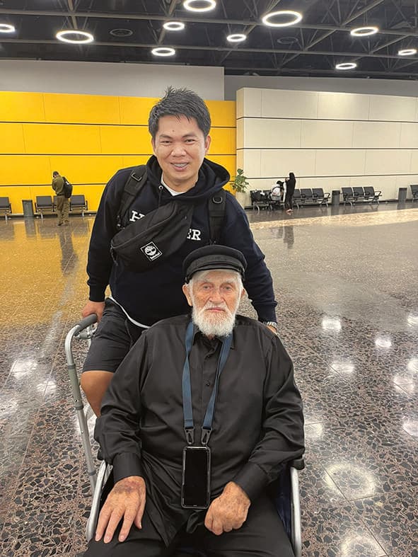 שמואל עצמון עם המטפל ברני שמואל עצמון עם המטפל ברני