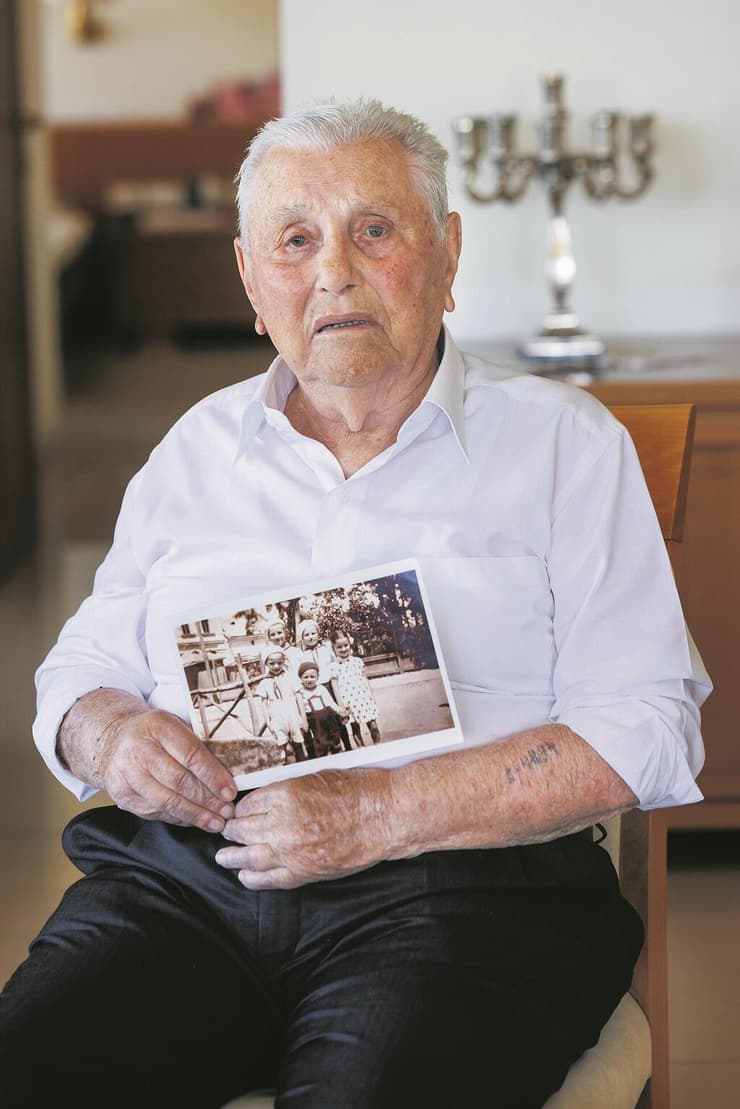 יוסף (יוסקה) הרשקוביץ אוחז בתמונה שלו (משמאל למעלה) ושל אחיו בילדותם (צילום: זיו קורן) יוסף (יוסקה) הרשקוביץ אוחז בתמונה שלו (משמאל למעלה) ושל אחיו בילדותם