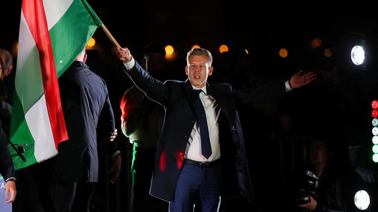 מדיאר עם דגל הונגריה. "יש לנו הרבה עבודה" (צילום: Leonhard Foeger/Reuters) פטר מדיאר מניף את דגל הונגריה