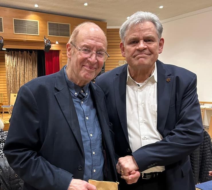 קאי הס (מימין) לצד פרופ' גדעון גרייף