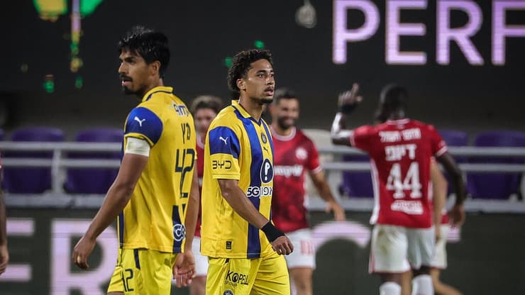 שחקני מכבי ת"א מול הפועל באר-שבע (צילום: עוז מועלם ) מכבי ת"א מול הפועל באר-שבע