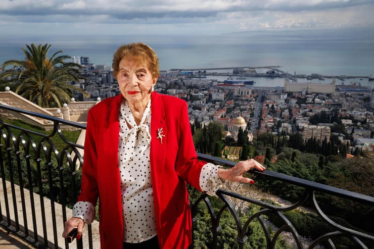 דורית (לורנט) כרמלי בחיפה, ברקע הנמל (צילום: זיו קורן) דורית (לורנט) כרמלי בחיפה, מעל הנמל