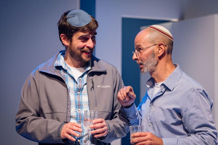 שחר נץ (משמאל), בתפקיד ביני, לצד יוסי עיני שמגלם בהצגה את אביו, הרב שלמה קמחי