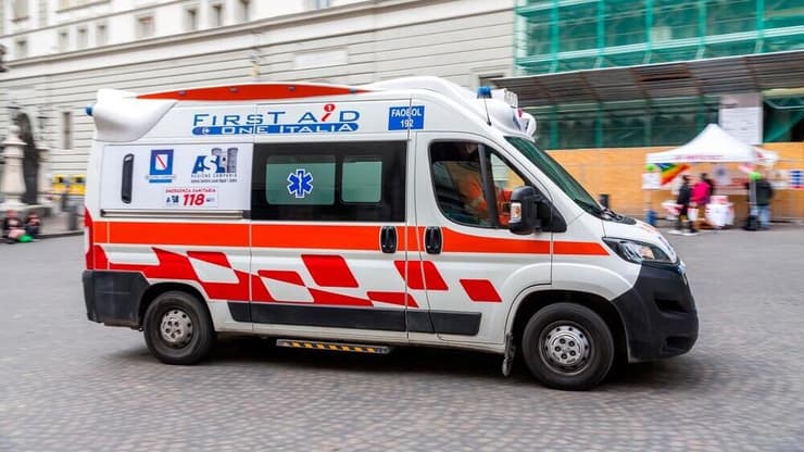 איטליה מזועזעת מהחשדות החמורים נגד נהג האמבולנס. אילוסטרציה (צילום: ColorMaker / Shutterstock) אמבולנס באיטליה