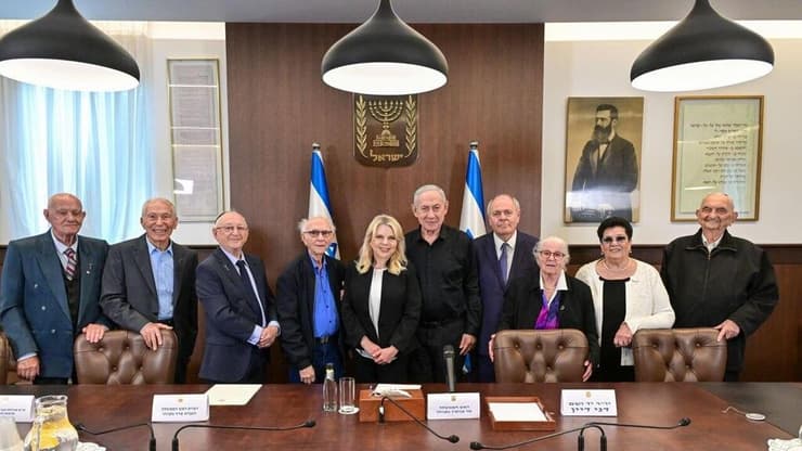 ראש הממשלה בנימין נתניהו ורעייתו שרה נתניהו נפגשו אתמול עם שורדי שואה שנבחרו להשיא משואה ביום הזיכרון לשואה ולגבורה, במשרד ראש הממשלה בירושלים