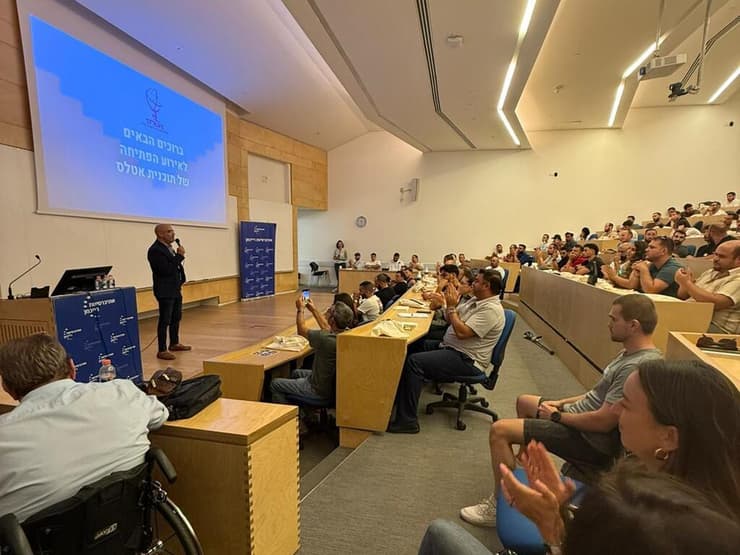 ניר דוד, מנכ"ל בזק, נואם במסגרת תוכנית מנהיגות יזמית לארגון נכי צה"ל בשיתוף אוניברסיטת רייכמן (צילום: באדיבות בזק) ניר דוד, מנכ"ל בזק, נואם במסגרת תוכנית מנהיגות יזמית לארגון נכי צה"ל בשיתוף אוניברסיטת רייכמן