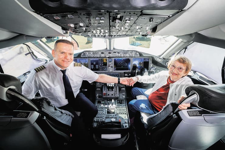 רינה צ'צ'קס אקסלברד עם בנה, קברניט אל על אריק צ'צ'קס אקסלברד, בקוקפיט של מטוס 787 (צילום: זיו קורן) רינה צ'צ'קס אקסלברד עם בנה, קברניט אל על אריק צ'צ'קס אקסלברד, בקוקפיט של מטוס 787
