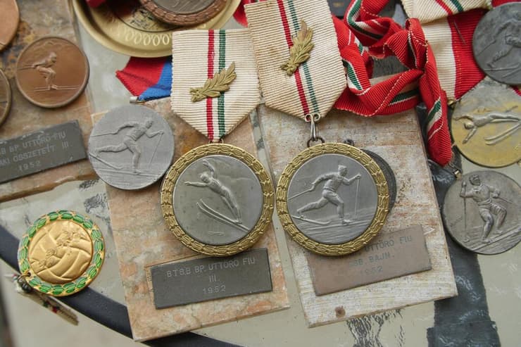 חלק קטן מאוסף המדליות של פאיור אישטוואן פאיור ניצול שואה מדליות