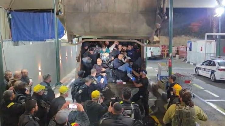 מעל ל-60 שב"חים במשאית זבל מעל ל-60 שב"חים במשאית זבל