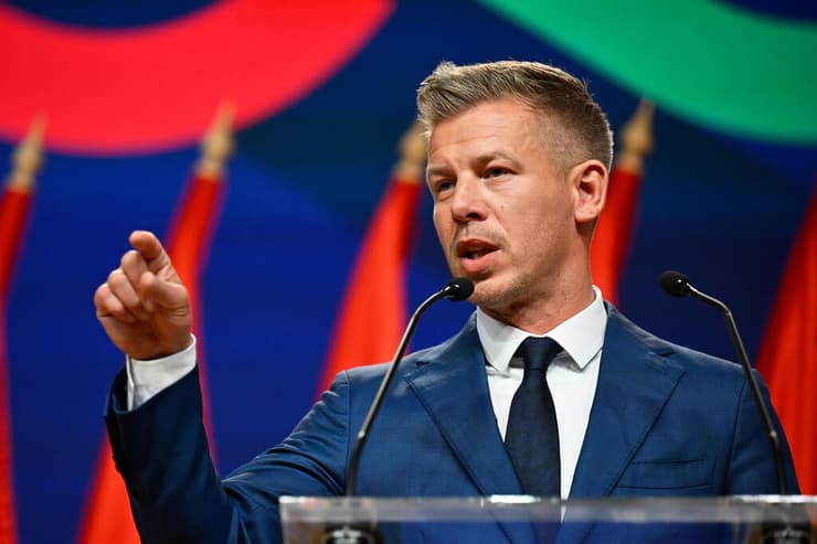 ראש ממשלת הונגריה הנבחר פטר מדיאר מסיבת עיתונאים יום אחרי הניצחון